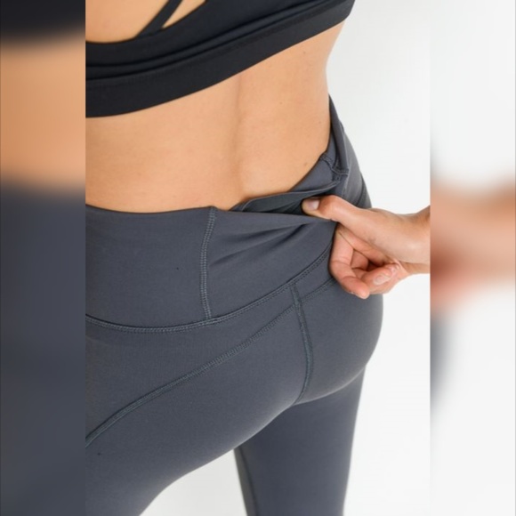 Highwaist Performance Essential Solid Leggings - Picture 3 of 5